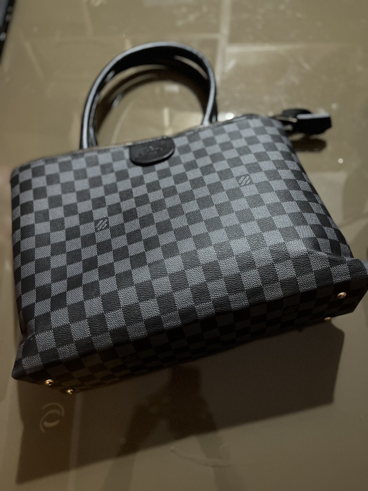 Geanta Louis Vuitton cu defect, Medie | Okazii.ro