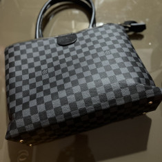 Geanta Louis Vuitton cu defect