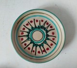 Farfurie ceramiva vintage, 12cm diametru, decor cu verde, negru si rosu