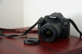Canon EOS 2000D + obiectiv kit 18-55mm, cu &icirc;ncărcător - perfect pentru amatorii de fotografie