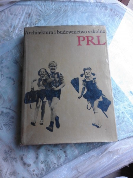 ARCHITEKTURA I BUDOWNICTWO SZKOLNE (CARTE DESPRE CONSTRUCTII SI ARHITECTURA DIN POLONIA, TEXT IN LIMBA POLONEZA)