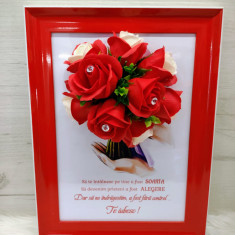 Rama A4 cu decorațiune de flori de săpun și text "Să ne îndragostim,"