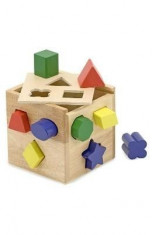 Shape sorting cube. Cub din lemn cu forme de sortat foto