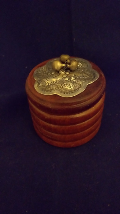 Mica cutie lemn rotunda ,cu capac argintat