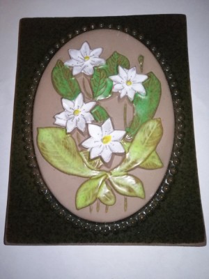 Placa ceramica aplica de perete Jie Gantofta Suedia decor perete flori albe Aimo design foto
