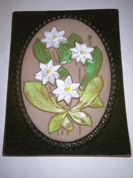 Placa ceramica aplica de perete Jie Gantofta Suedia decor perete flori albe Aimo design