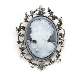 Brosa camee argintie model 21, in cutie de bijuterii