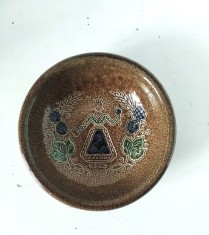 Farfurie ceramica decorativa, zgrafitata, femeie in costum popular, 15cm