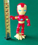 Iron Man figurină Marvel Avengers DC statuetă plastic dur roșu/galben iar postamentul stelat &bdquo;jet lumină&rdquo; oferă stabilitate sporită h 10 cm Q