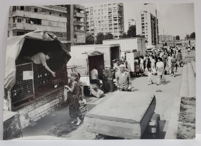 PIATA OBOR , VANZARE DE OUA SI ULEI DIRECT DIN CAMIOANE , FOTOGRAFIE , INCEPUTUL ANILOR &amp;#039; 90 foto