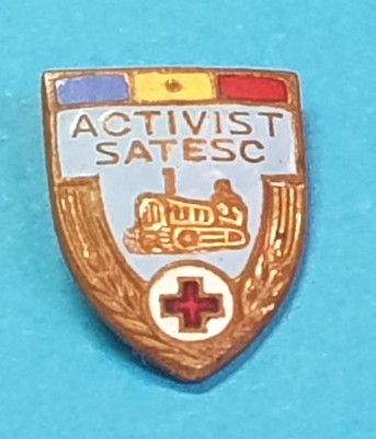 Insigna veche anii 1960 ACTIVIST SATESC - CRUCEA ROSIE foto