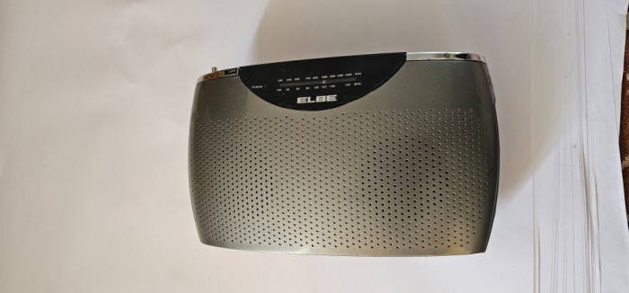 RADIO ELBE RF-38 , FUNCTIONEAZA PE FM SI MW . SI LA CURENT SI LA BATERII .