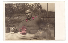Fotografie veche - Militar in uniforma cu halba de bere si tigara - cca. 1940 foto