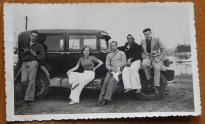 Fotografie interbelica , pictorul Raul Egon Lebel in excursie cu masina foto