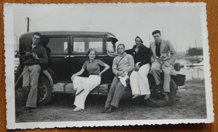 Fotografie interbelica , pictorul Raul Egon Lebel in excursie cu masina