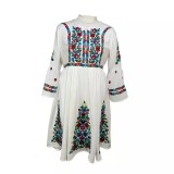 Cumpara ieftin Rochie Traditionala Evazata Alba cu Motiv Floral Multicolor - RTM04