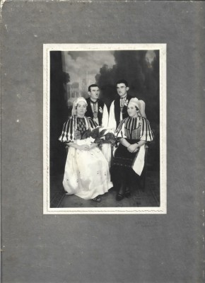 PM451N Țărani &amp;icirc;n port popular rom&amp;acirc;nesc, perioada interbelică, studio Mircea Iuga, Poiana Sibiului foto