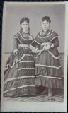 Fotografie pe carton,doua femei in rochii de epoca, inceput de secol XX