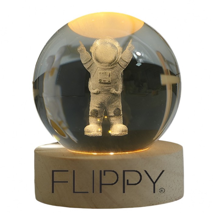 Lampa led decorativa, flippy, cu bila de cristal cu diametru 6cm, model astronaut 3d, alimentare usb, suport din lemn, lumina alb cald
