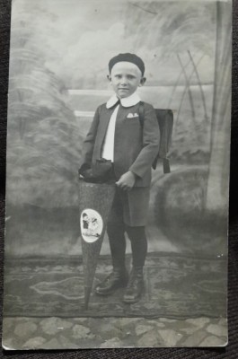Fotografie tip carte postala, baiatelul Will, in prima zi de scoala, perioada interbelica foto