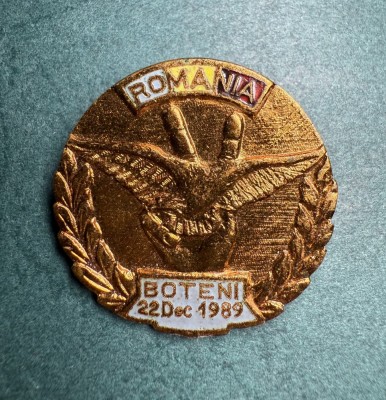 Insigna comemorativa revolutie Boteni 22 Decembrie 1989 foto