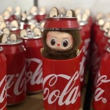 Figurina LaBubu in cutie CocaCola, de plus, moale si pufoasa, maro, 25 cm