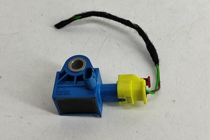 Senzor de impact dreapta față SKODA YETI 5L 2017 OEM: 5K0959351A | 28228303