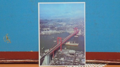 NAVE TRECAND PE SUB PODUL DIN OSAKA, JAPONIA SI O PARTE DIN PORT - NECIRCULATA. foto