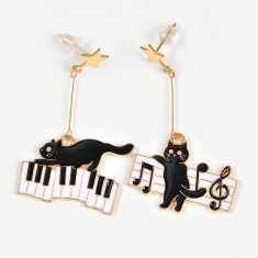 Cercei asimetrici cu pisici negre si note muzicale