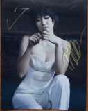 Autograful muzicienei Sonja Wang pe fotografie mare