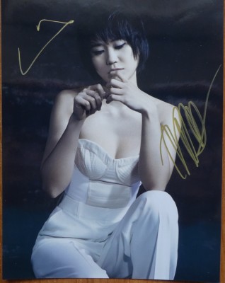 Autograful muzicienei Sonja Wang pe fotografie mare foto