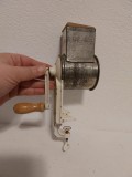 Masina de macinat nuca, vintage, A.S. Made in Germany, de metal si lemn,