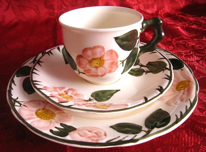 SET MIC DEJUN PORTELAN VILLEROY&amp;BOCH MODEL WILD ROSE CEASCA CAFEA CU FARFURII