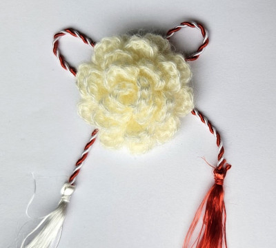 Martisor crosetat manual tip brosa - TRANDAFIR foto