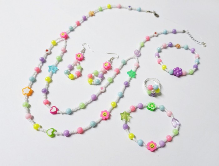 Set Curcubeu copii multicolor margele 5 piese, flori , inimi, stelute