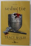 SEDUCTIE , AL PATRULEA VOLUM DIN SERIA CRAVE de TRACY WOLFF , 2023 *MICI DEFECTE