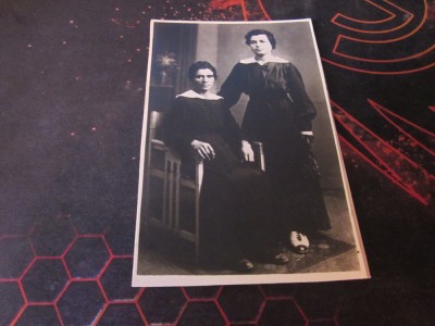 femei in port din epoca lipita pe carton subtire foto