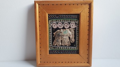 Tablou indian gen goblen, material textil cu un desen cu elefant, rama lemn foto