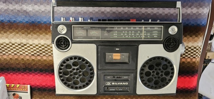 RADIOCASETOFON SILVANO MODEL KSC-1100/ 4 BAND STEREO CASSETTE MADE IN JAPAN , NU FUNCTIONEAZA NIMIC PE EL .