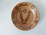 Farfurie ceramica, anii 80, lucrata manual, 15cm diametru, cu agatatoare