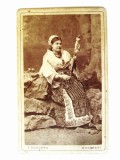 Cumpara ieftin Fotografie pe carton 105x65 mm țărancă cu fuior,Franz Duschek-Bucuresci cca 1880