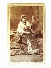 Fotografie pe carton 105x65 mm țărancă cu fuior,Franz Duschek-Bucuresci cca 1880