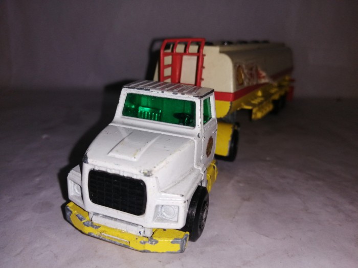 bnk jc Matchbox Super Kings - Ford LTS Tractor K-115 + cisterna K-16 Shell