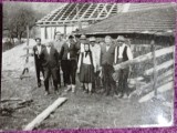 Fotografie, Grup de barbati impreuna cu o femeie, intr-un sat din Romania, anii 40