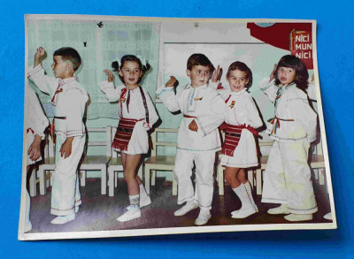 Fotografie veche anii 1970 - Serbare Gradinita - copii in costume populare foto