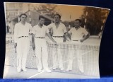 DOUA ECHIPE DE DUBLU MASCULIN , POZAND LANGA FILEU , PE TERENUL DE TENIS , FOTOGRAFIE MONOCROMA, CU OCAZIA CEFERIADEI 1940 , PE VERSO MARGINEA DIN STA