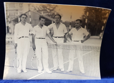 DOUA ECHIPE DE DUBLU MASCULIN , POZAND LANGA FILEU , PE TERENUL DE TENIS , FOTOGRAFIE MONOCROMA, CU OCAZIA CEFERIADEI 1940 , PE VERSO MARGINEA DIN STA foto