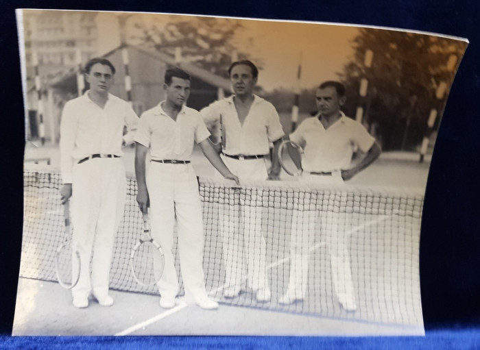 DOUA ECHIPE DE DUBLU MASCULIN , POZAND LANGA FILEU , PE TERENUL DE TENIS , FOTOGRAFIE MONOCROMA, CU OCAZIA CEFERIADEI 1940 , PE VERSO MARGINEA DIN STA