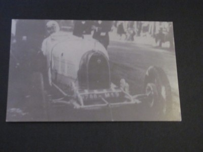Automobil de epocă cu șofer &amp;icirc;n uniformă - Carte Poștală Franța ,Necirculată foto