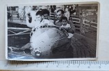 Fotografie familie parc de distracții &ndash; carusel rachetă &ndash; Rom&acirc;nia anii 1960